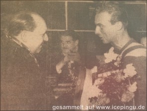 Beim Spiel gegen die Preußen wird Hans Langhans für sein 500. Spiel geehrt. Gleichzeitig beendet er seine aktive Laufbahn und verabschiedet sich aus Krefeld. Links überreicht Preußens Eishockey Obmann Spannagel ein Blumengebinde, im Hintergrund ist Stadionsprecher Hesse zu sehen. 