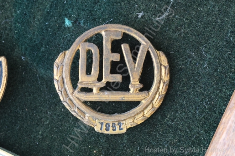 DEV 1952 Lorbeeren flach Anstecker