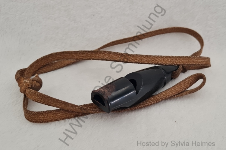 längliche schwarze Trillerpfeife an einem Schnürsenkel