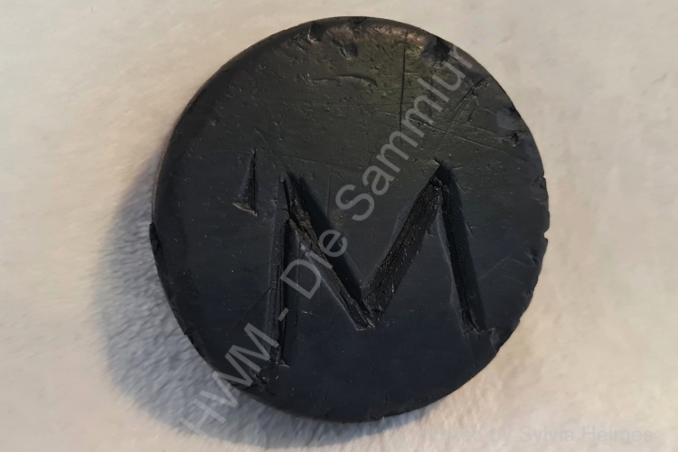 Puck mit eingeritzem M