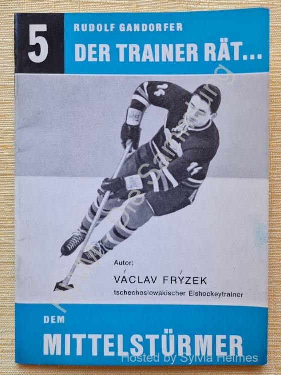 Der Trainer rät Nummer 5 Dem Mittelstürmer