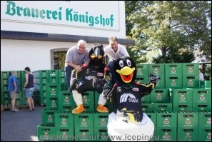 Eine liebgewonnene Aktion der Brauerei Königshof: Einen Kasten Bier für jeden Dauerkarten-Inhaber. 