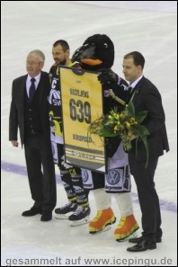 Zum letzten Mal geht Herberts Vasiljevs für die Krefeld Pinguine aufs Eis und beendet seine Karriere. 