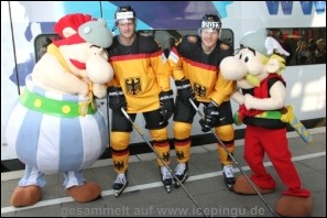 Ankunft des WM-Zuges in Köln. Mit dabei Asterix und Obelix. Und Daniel Pietta. :-)