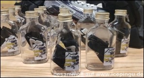Eher zwischen den beiden Spielzeiten:<br>
Zugunsten des Krefelder Nachwuchses gibt es Kabinenduft in Flaschen. :-)