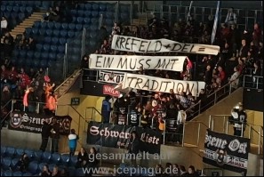 Die Unterstützung auswärtiger Fans war unglaublich. Ob in Krefeld oder in anderen Städten, Banner im und auch ausserhalb von Stadien ... Gänsehaut pur. 