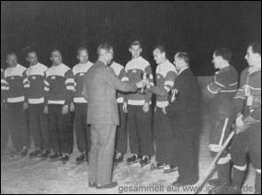 Siegerehrung nach dem Turnier um den Samt- und Seide-Pokal.<br>Weitere Informationen und Bilder: Meilensteine - 1952-1954 Samt- und Seide-Pokal