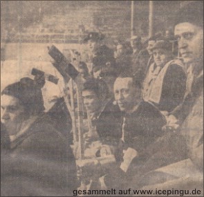 Mit 44 Jahren will Frank Schwinghammer nochmal zeigen, was er kann. Die Genehmigung des DEV liegt bereits vor, so dass Schwingi beim Heimspiel am 26.02.1958 - KEV gegen die Canadian Flyers im Cunnungham Pokal - eingreifen kann. 