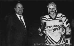 Nachträgliche Ehrung für Peter Jedrus. Der Pokal für den Spieler des Jahres 1986 wurde ihm nachgeschickt. 