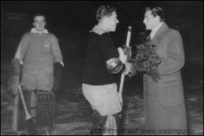 Fritz Walter überreicht Kapitän Ulli Jansen vor dem Spiel einen Strauss Blumen.