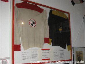 Die beiden Meister-Trikots ( links Preussen 1951 und rechts KEV 1952 ) im Eishockey-Museum in Augsburg. 