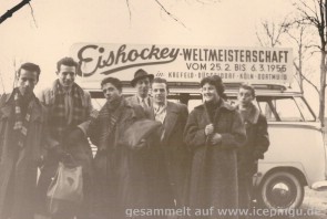 Unterwegs mit dem Werbe-Bus für die Eishockey Weltmeisterschaft 1955 u.a. in Krefeld. 
