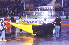 Die Riesen-Fahne Saison 1998/99.