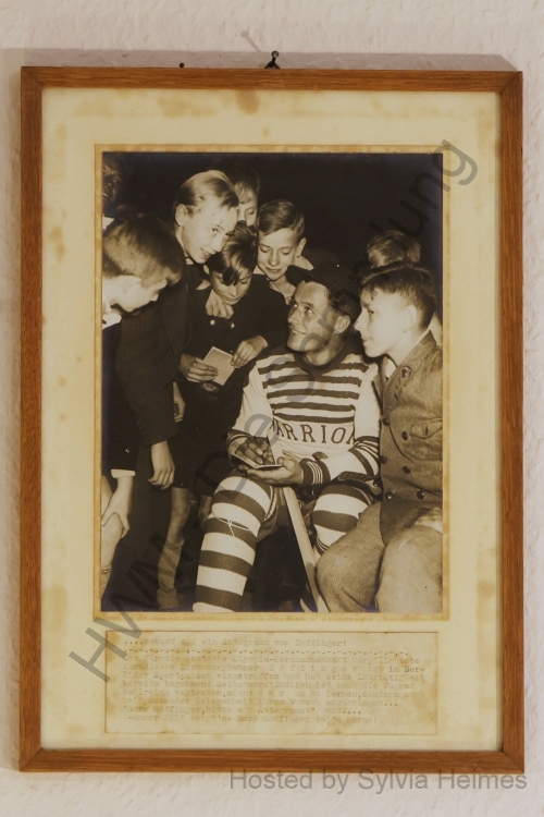 Bobby Hoffinger Autogramme gebend Foto im Rahmen mit Text