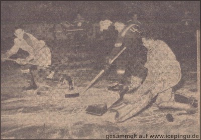 Spielszene aus dem Spiel KTSV Preußen 1855 Krefeld gegen Zürcher SC. Das Spiel fand am 23.10.1954 in Dortmund statt und endete 6:11.